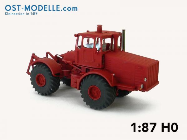 Traktor Kirovets K700 rot mit Motorverkleidung